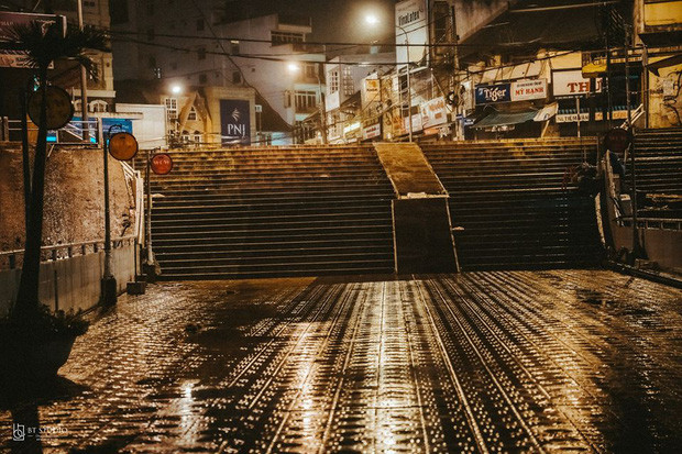 Đình Bảo cũng cho biết đa phần các quán bar hay nhà hàng lớn chuyên phục vụ du khách đều đã đóng cửa vì dịch. Riêng một số hộ kinh doanh nhỏ lẻ thì vẫn mở cửa, tuy nhiên không có lấy một bóng khách.