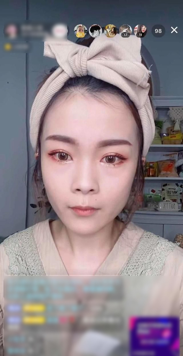 Dù đã trang điểm mắt mũi kỹ càng nhưng khi thiếu filter, nhìn Tiểu Ngai già đi trông thấy với làn da khá nhăn, khuôn mặt không được sắc sảo, khả ái thường thấy.