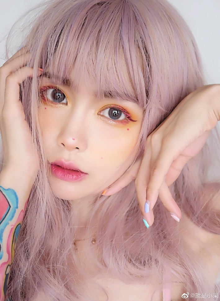 Gương mặt Tiểu Ngai để lộ nhiều khuyết điểm trong một lần livestream mà quên bật hiệu ứng làm đẹp.