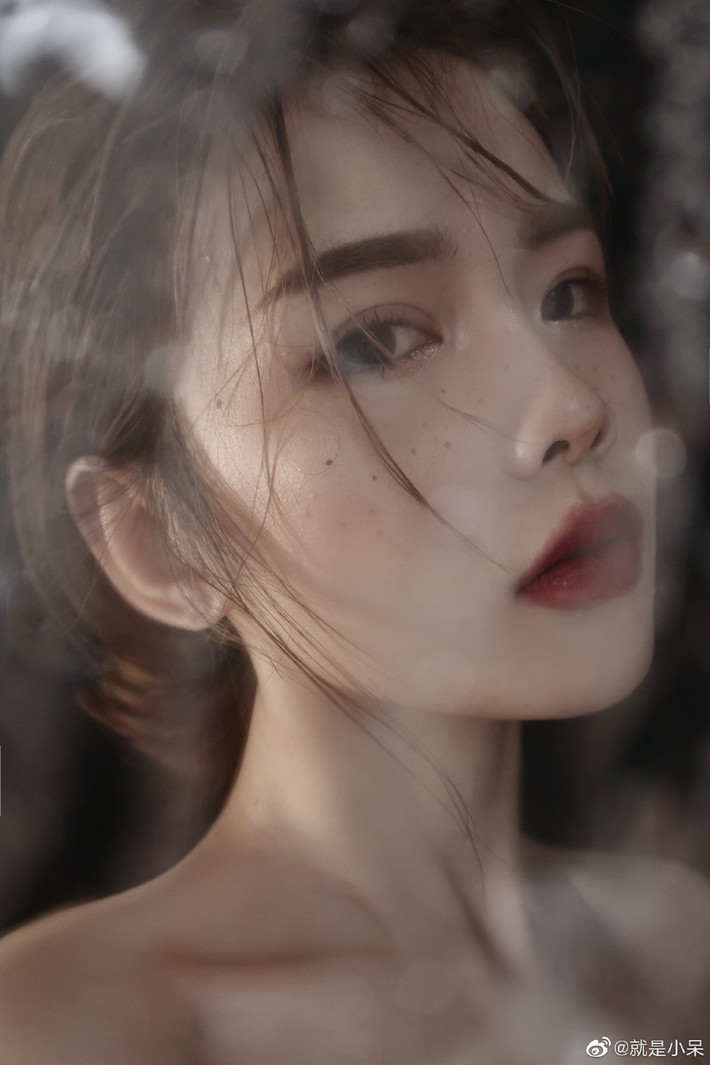 Từng là hình mẫu làm đẹp của các cô gái và là thước đo tiêu chuẩn người bạn gái đẹp trong mắt các chàng trai, Tiểu Ngai - nữ thần Tiktok với hơn 1 triệu người theo dõi bị ném đá dữ dội khi để lộ gương mặt thật kém sắc hơn hẳn so với những hình ảnh cô từng đăng tải.
