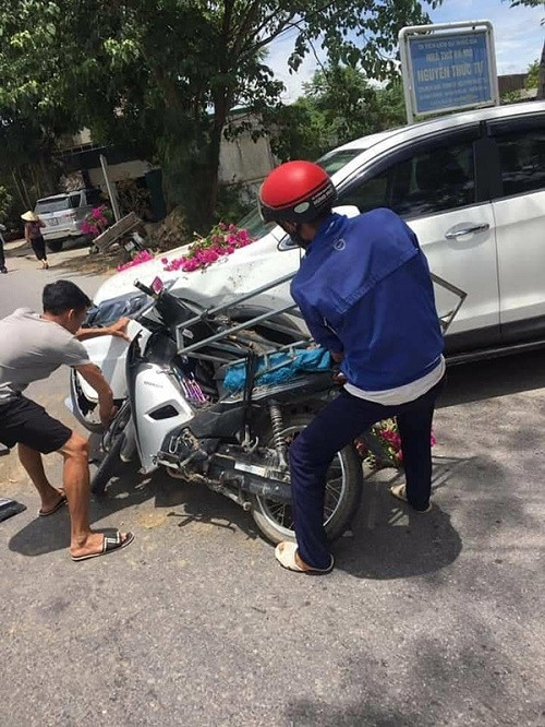 Theo hình ảnh được chụp lại, chủ xe ô tô sau khi bị chiếc xe máy va vào đã không hề chửi bới, xô xát hay bắt đền mà chạy lại giúp người bán hoa dựng xe máy dậy. Sự việc được cho là xảy ra tại thành phố Vinh, Nghệ An.