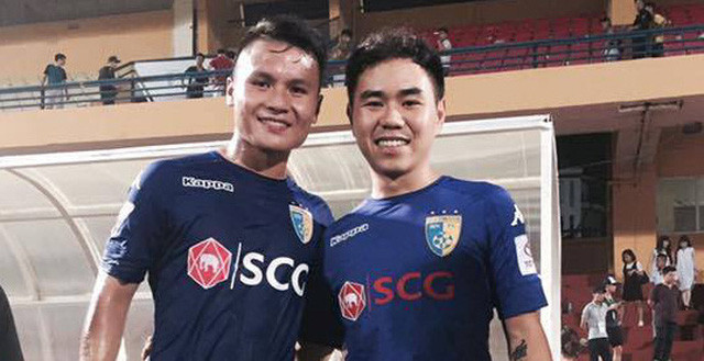 Quang Hải và Hoàng Quân chụp chung bức ảnh trên SVĐ Hàng Đẫy.
