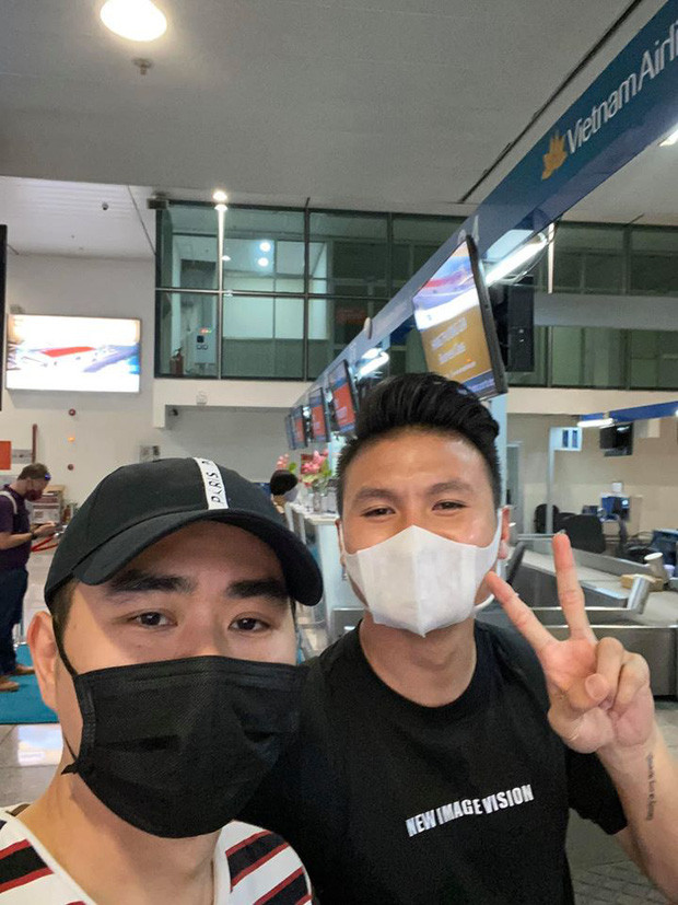 Nhiều đoạn tin nhắn riêng tư của Quang Hải trong ngày hôm nay là chủ đề được dân tình bàn tán xôn xao. Nhiều dân mạng đặt dấu hỏi, danh tính của nhân vật mang tên "người anh" thân thiết xuất hiện trong đoạn chát bị lộ của cầu thủ tiền vệ ĐTQG Việt Nam này là ai?