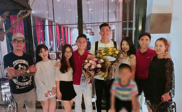 Bên cạnh đó, Trần Hoàng Quân cũng là "em trai" của "người chị" thân thiết với Bùi Tiến Dũng - Hà Đức Chinh từng khiến dân mạng dậy sóng.