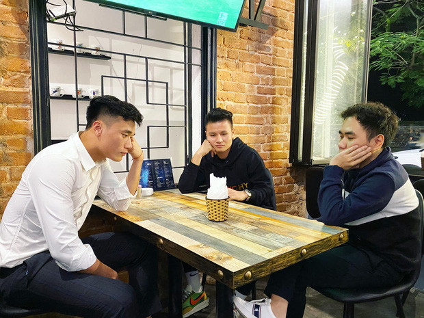 Theo tìm hiểu, nhân vật "người anh" thân thiết của tiền vệ Quang Hải có tên Trần Hoàng Quân. Trên trang cá nhân của anh chàng này, là một trong những người thân thiết nhất với nhóm cầu thủ: Quang Hải, Đức Chinh, Bùi Tiến Dũng, Đoàn Văn Hậu...