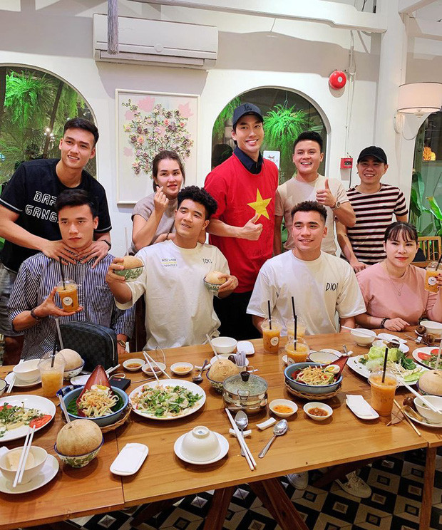 Trong đoạn tin nhắn bị tiết lộ trên MXH, người anh Trần Hoàng Quân liên tục có những lời bình phẩm về những đối tượng mà cầu thủ để ý.