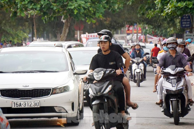 Cảnh tấp nập du khách trên bãi biển Đồ Sơn.