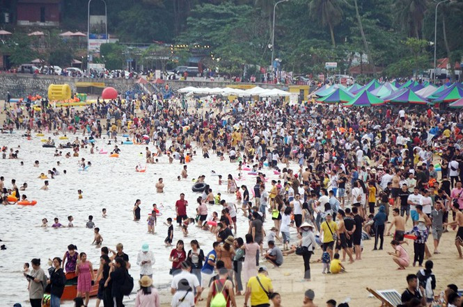 Theo ghi nhận, ngày 2/5 thời tiết tại Đồ Sơn, TP Hải Phòng nắng nóng do đó từ sáng sớm lượng lớn du khách đổ dồn về bãi biển tắm giải nhiệt sau thời gian dài cách ly toàn xã hội.