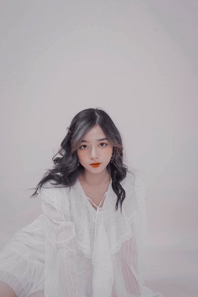 Nhờ độc lập kinh tế, không những Hằng Phan tự lo được cho mình, cô còn đỡ đần được gia đình và thỉnh thoảng mua quà gửi về cho bố mẹ.