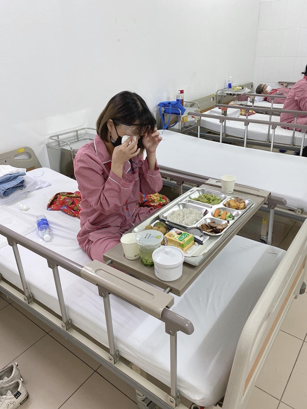 Mẹ Thu Hương và người thân luôn đồng hành bên con gái, nấu ăn và chăm sóc cho cô trong những ngày nhập viện để thực hiện 4 ca phẫu thuật về mắt.