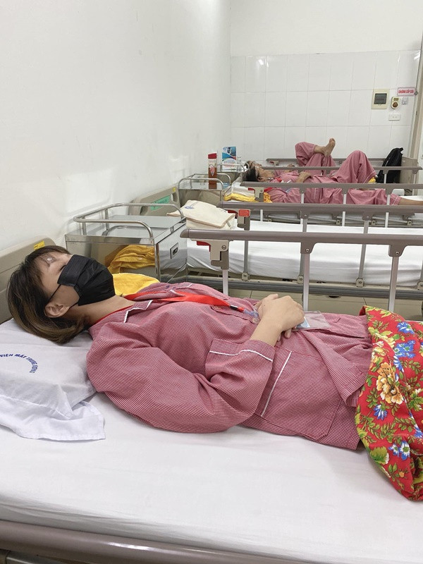 Thời gian vừa qua, nữ MC Cà phê sáng tạm dừng công việc một thời gian để điều trị bệnh. Được biết, người đẹp đã phải trải qua nhiều ca phẫu thuật nhãn khoa phức tạp để chống lại nguy cơ bị mù.