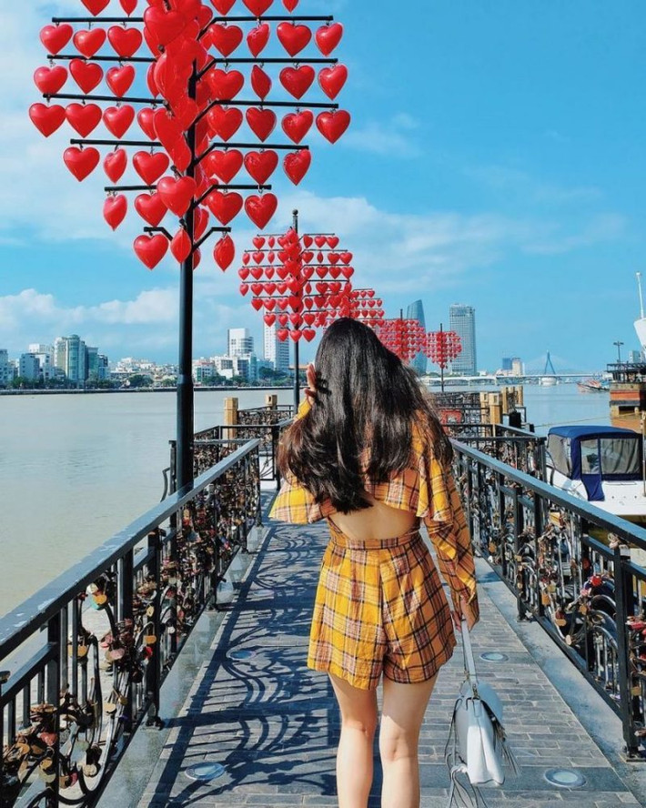 Cầu tình yêu Đà Nẵng có một ý nghĩa, đó là những cặp đôi yêu nhau sẽ tìm tới đây treo chiếc ổ khóa có khắc tên 2 người thì tình yêu của họ sẽ mãi mãi bền chặt, thủy chung, không gì có thể tách rời.
