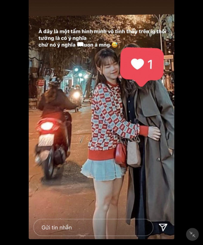 Kèm theo bức ảnh, cô gái được cho là bạn gái cũ của rapper R.Tee chia sẻ dòng trạng thái với nội dung: "Ủa gửi ảnh tui chi? Ok hạnh phúc nhé. Thương cho những cô bé chỉ mãi đứng trong bóng tối và hiểu cho cảm giác tui từng trải qua".