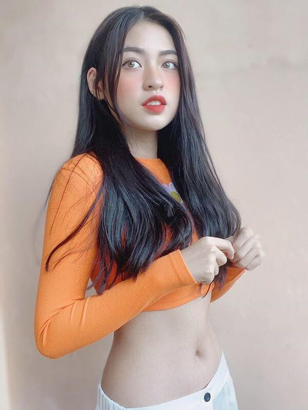Theo nhận xét của nhiều người, mặc dù trang phục khoe vòng eo nhưng Trần Thanh Tâm cũng không hề nhận thấy sự phản cảm hay phô phang da thịt kém duyên.