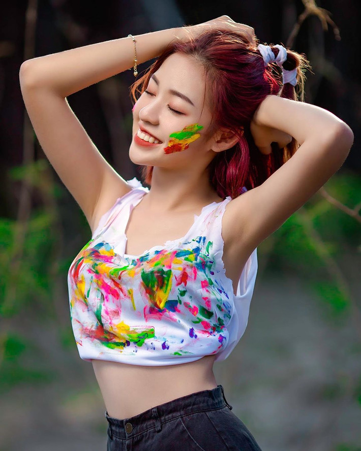 Set đồ đem tới vẻ cá tính, năng động xen lẫn gợi cảm cho phong cách hot girl 10X.