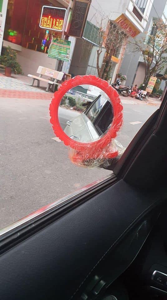 Chia sẻ trên diễn đàn OFFB sau khi những bức ảnh về chiếc xe sang có cặp gương chiếu hậu đặc biệt, nickname N.Q.B bình luận: "Chắc cụ chủ xe lắp bảo vệ mặt kính nên mất luôn cả củ. Kinh nghiệm là không nên lắp bảo vệ mặt kính thì mất chỉ mất mặt gương thôi nhé".