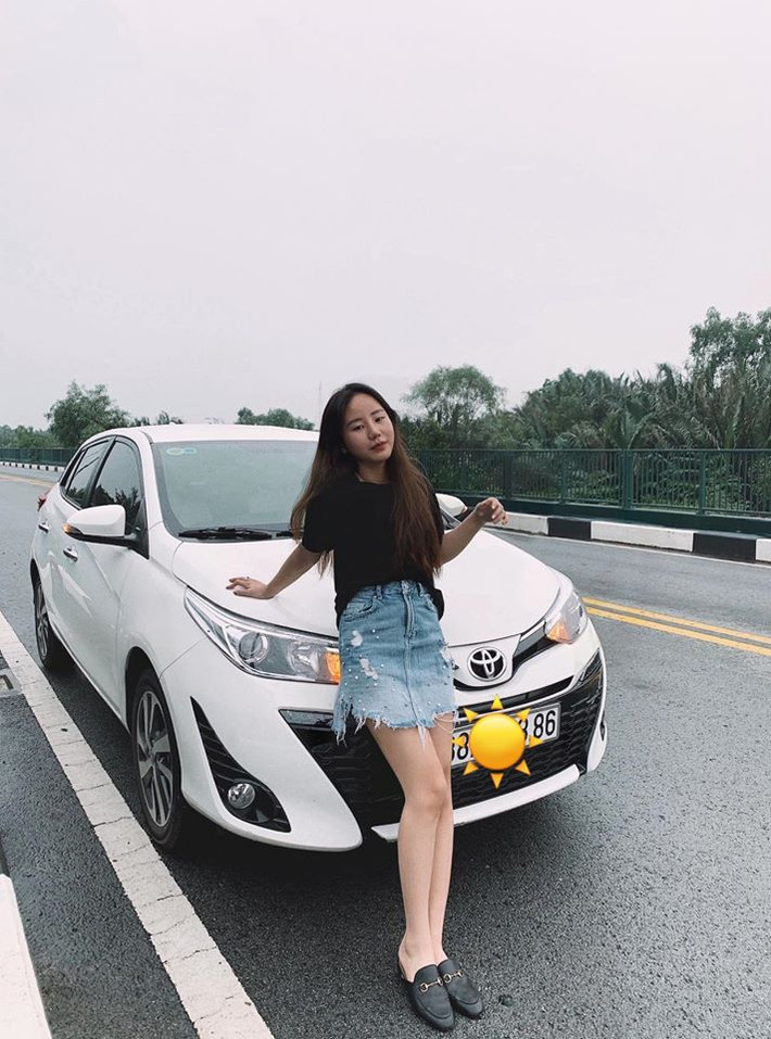 Tuy không sở hữu làn da trắng nõn nà hay gương mặt xinh nổi bật nhưng các nét của Thảo Trinh đều rất thu hút, hướng đến vẻ đẹp sang chảnh, hiện đại.