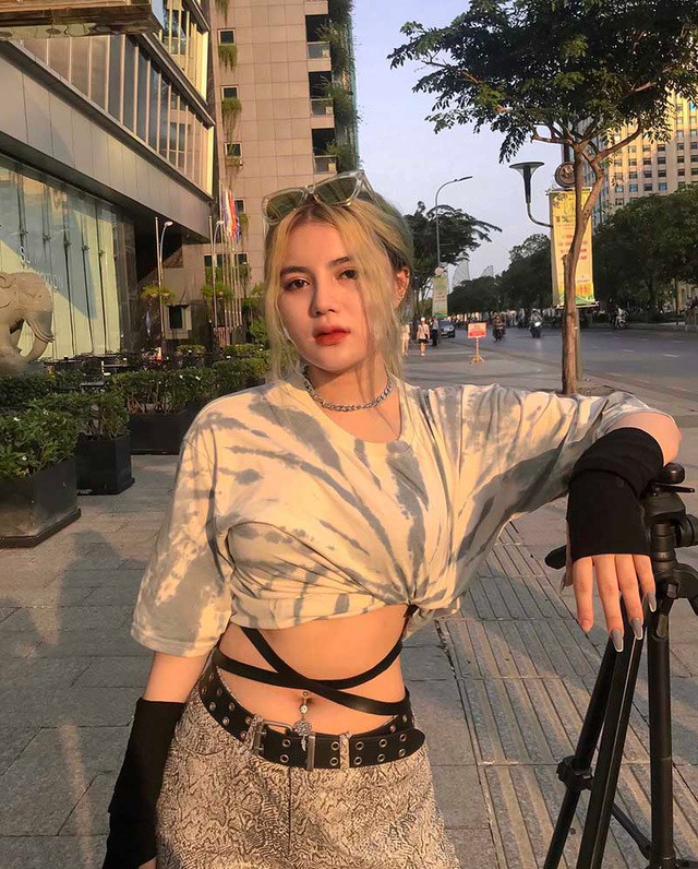 Phan Thị Ngọc Khanh là hot girl 10X thu hút sự chú ý của cư dân mạng nhờ nét mặt xinh xắn, gu ăn mặc ấn tượng cùng vóc dáng quyến rũ, gợi cảm.