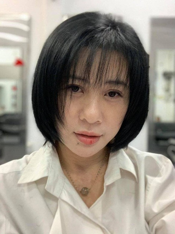 Đa phần đều cho rằng, nghệ sĩ Cát Phượng đã hack tuổi thành công nhờ kiểu tóc này: "Trẻ đẹp lắm bạn ơi", "Trẻ quá, nhìn như gái mới lớn ý ạ", "Nhìn trẻ ra, với đẹp nữa cô Cát ơi"...