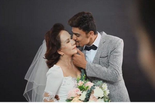 Tuy nhiên, một số khác lại tỏ ra nghi ngờ, không biết mối quan hệ giữa cô dâu 65 tuổi và chồng trẻ đi tới đâu.