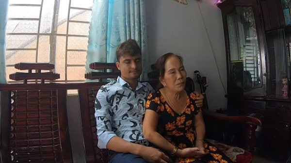 Sau hơn 2 tháng bất ngờ nổi tiếng, dù chịu không ít điều tiếng từ dân mạng đến mức phải nhập viện truyền nước thì cặp đôi đũa lệch vợ già chồng trẻ vẫn cho thấy tình yêu mặn nồng, luôn sẻ chia những khoảnh khắc ngọt ngào trên trang cá nhân.