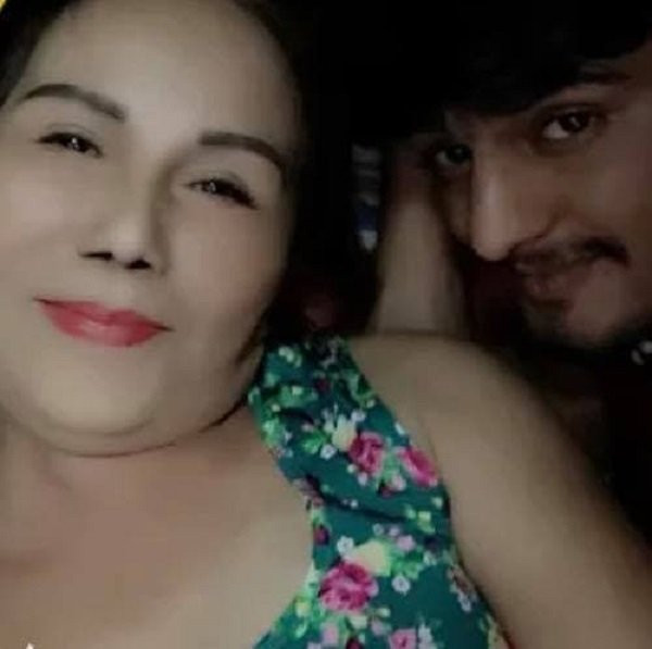 Để chứng minh tình cảm của cả hai vẫn mặn nồng, cô dâu Nguyễn Thị Hoa không ngại ngần chụp ngay bức ảnh ghi lại khoảnh khắc chồng trẻ nằm cạnh nhau, biểu cảm hạnh phúc.