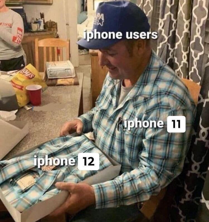 Cảm xúc của người sử dụng iphone khi họ so sánh chiếc iphone thế hệ 11 và iphone thế hệ 12.