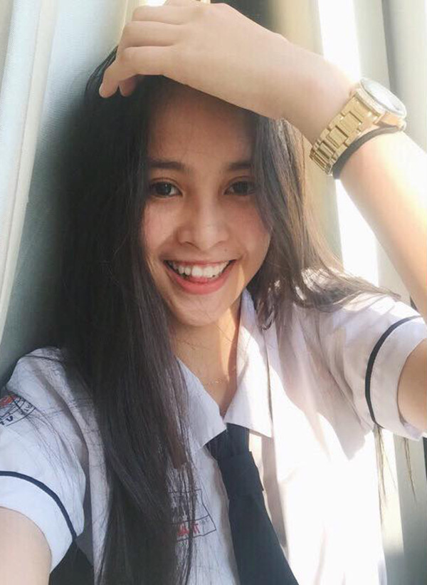 Bằng những góc ảnh của mình, Tiểu Vy khoe mặt mộc đẹp không tì vết, nét nào ra nét đấy.