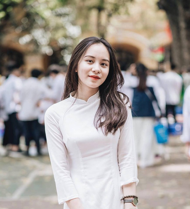 Mỹ Anh từng khiến nhiều người phải xốn xang khi bức ảnh khoe thần thái trong tà áo dài trắng đồng phục được đăng tải trên MXH. Ngay lập tức cô nàng được dân mạng gọi với nhiều danh xưng: “Hotgirl áo dài trắng”, “cực phẩm trường Phan”, “nữ thần áo dài trắng”…