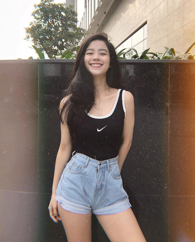 Thậm chí, trong một vài bức ảnh khoe mặt mộc của mình, hot girl Việt 10X - Hàn Hằng còn chẳng ngần ngại để tóc tai buộc cao bonus thêm việc ảnh không thèm qua chỉnh sửa. Thế nhưng nhan sắc với nét nào ra nét đó của gái xinh Thanh Hóa cân đẹp.