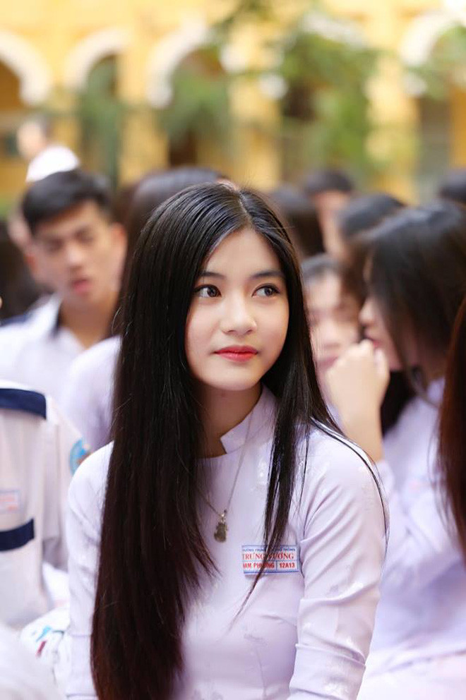 Với đôi mắt với đuôi mắt dài tự nhiên, không make-up, mái tóc dài đen mượt, tự nhiên, má lúm đồng tiền và nụ cười với chiếc răng khểnh “xinh hết phần người khác”, Nam Thương đủ sức đánh gục vạn trái tim si mê của dân tình.