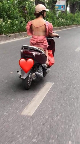 Một số người cũng góp ý rằng cô gái nên mặc thêm bên ngoài một chiếc áo khoác mỏng, vừa để chống nắng, vừa để trang phục của mình không gây chú ý không cần thiết đối với những người xung quanh.