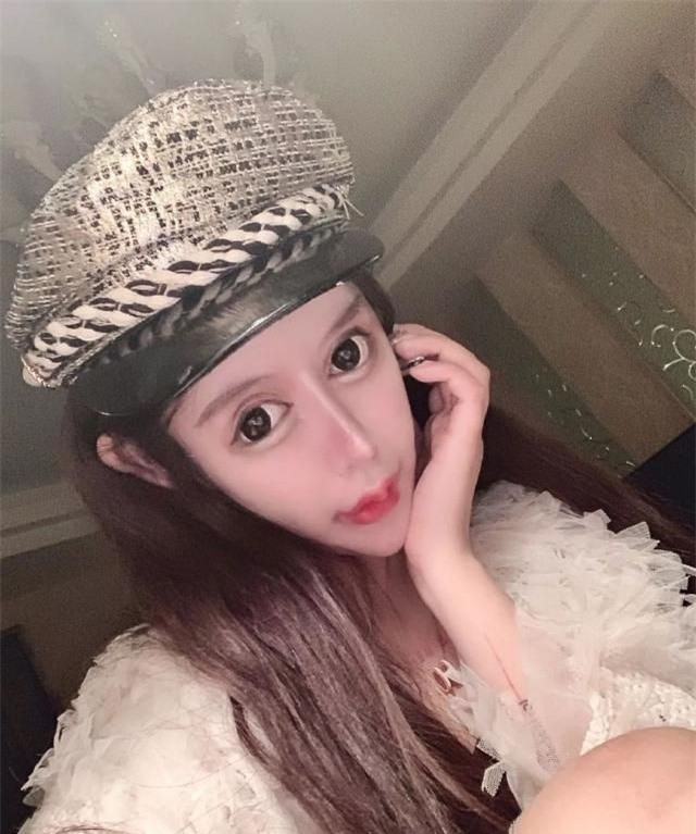 Tiểu Z Na Na luôn tự hào về vẻ ngoài của mình, liên tục công khai hình ảnh của mình trên trang cá nhân.