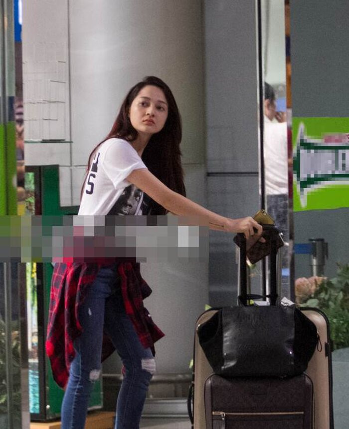 Bảo Anh là một trong những mỹ nhân mặt mộc đỉnh cao của showbiz Việt. Chính bởi thế mà ngay cả đi tới sân bay, nữ ca sĩ vẫn vô cùng tự tin khoe gương mặt mộc chẳng chút phấn son, bất chấp cả việc bị chụp lén bằng camera thường.