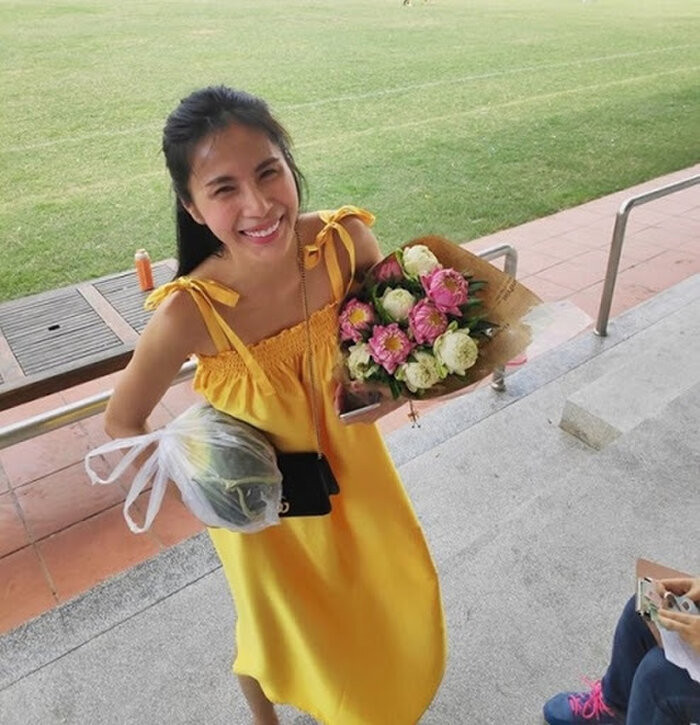 Một khoảnh khắc cực đáng yêu của Thủy Tiên. Mặc dù thân hình có hơi gầy nhưng gương mặt mộc rạng rỡ của nữ ca sĩ lại ghi điểm