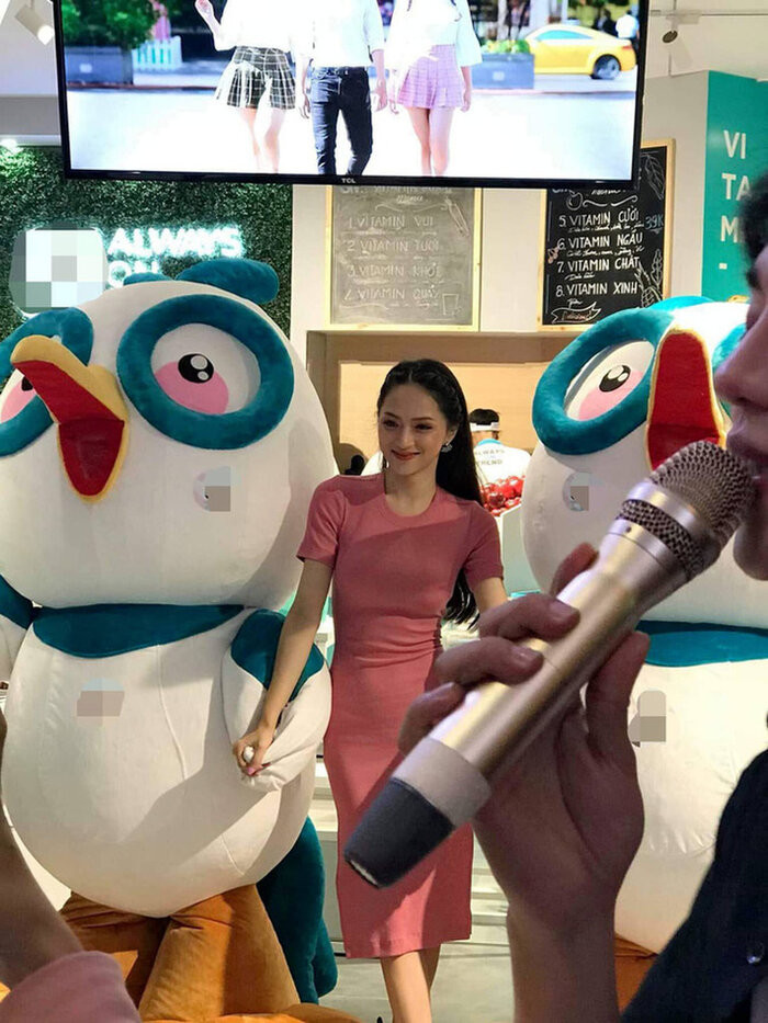 Mỹ nhân chuyển giới Hương Giang cũng được khen ngợi hết lời vì hình ảnh chụp ở khoảng cách xa bằng camera thường vẫn xinh xắn, không khác biệt với ảnh qua chỉnh sửa.