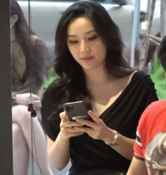 Dù chụp qua ống kính thường và từ xa nhưng nhan sắc của Bảo Thy vẫn tỏa sáng. Lối trang điểm hiện đại giúp nữ ca sĩ tôn được vẻ Tây vốn có. Bên cạnh những lời khen ngợi, một số cư dân mạng nhận thấy Bảo Thy lấy điểm hoàn toàn hơn hẳn hình ảnh trên sóng truyền hình cách đây không lâu.