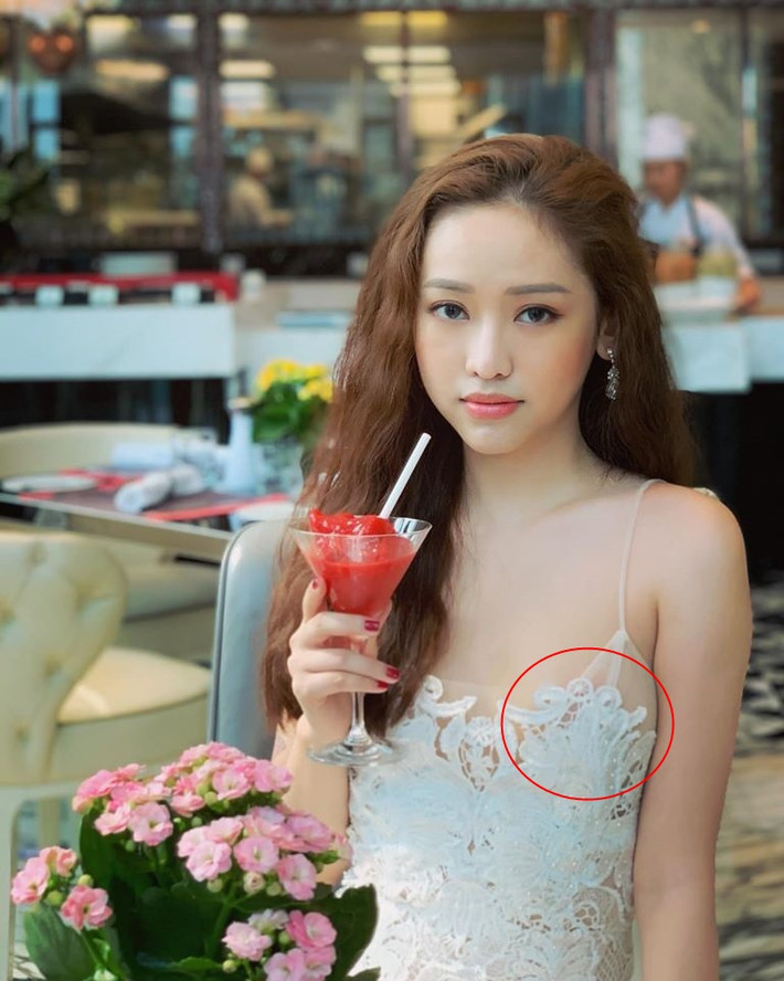 Từng có lần, Thúy Vi tự tin không mặc nội y và để lộ miếng dán ngực kém tinh tế.