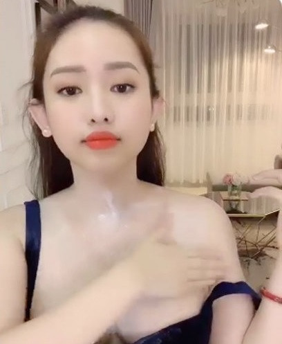 Còn nhớ, có lần hướng dẫn mọi người cách bôi kem dưỡng da, Thúy Vi cũng suýt lộ cả vòng 1.