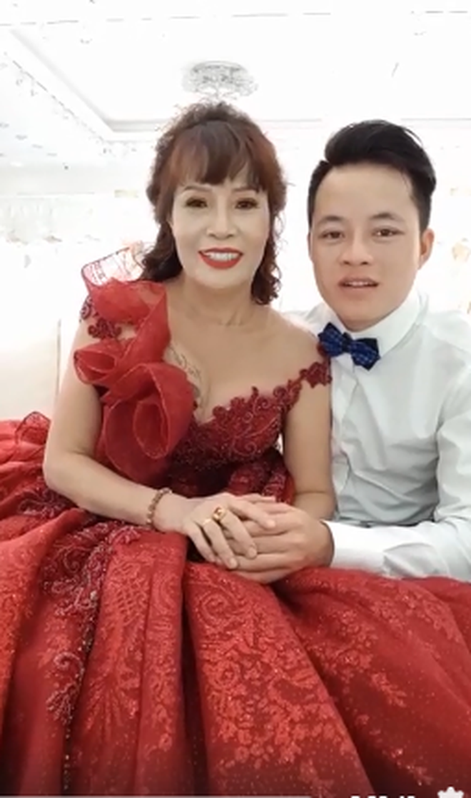 Vừa qua, vợ chồng Thu Sao - Hoa Cương gây bất ngờ khi chia sẻ clip hội ngộ cùng cặp đôi “cô dâu 65 tuổi” và chồng ngoại quốc tại Đồng Nai.