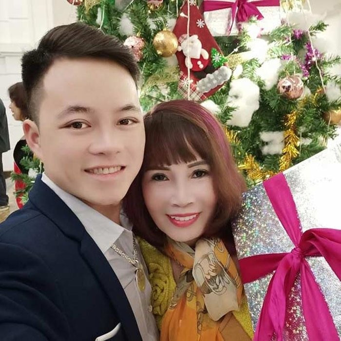 Đồng hành cùng vợ, chồng trẻ 26 tuổi Hoa Cương cũng luôn ân cần chăm sóc và động viên bà xã.