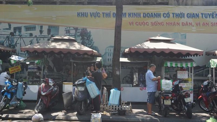 Bên cạnh đó, giá cả hàng hóa tại phố hàng rong cũng rất rẻ, giá thức ăn dao động từ 15.000 - 40.000 đồng/suất, nước uống dao động từ 5.000 - 20.000 đồng. (Phố hàng rong Nguyễn Văn Chiêm hoạt động từ 6 giờ đến 9 giờ và từ 11 giờ đến 14 giờ)