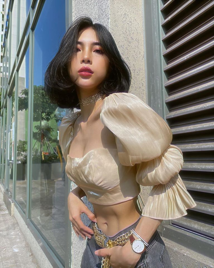 Thời gian gần đây, cô gái Sài thành có tên Mai Phương Ngân bỗng gây chú ý trên mạng xã hội nhờ sở hữu vòng eo bé kỷ lục 52cm. Rất hiếm cô gái 9X nào có được số đo ấn tượng như vậy.