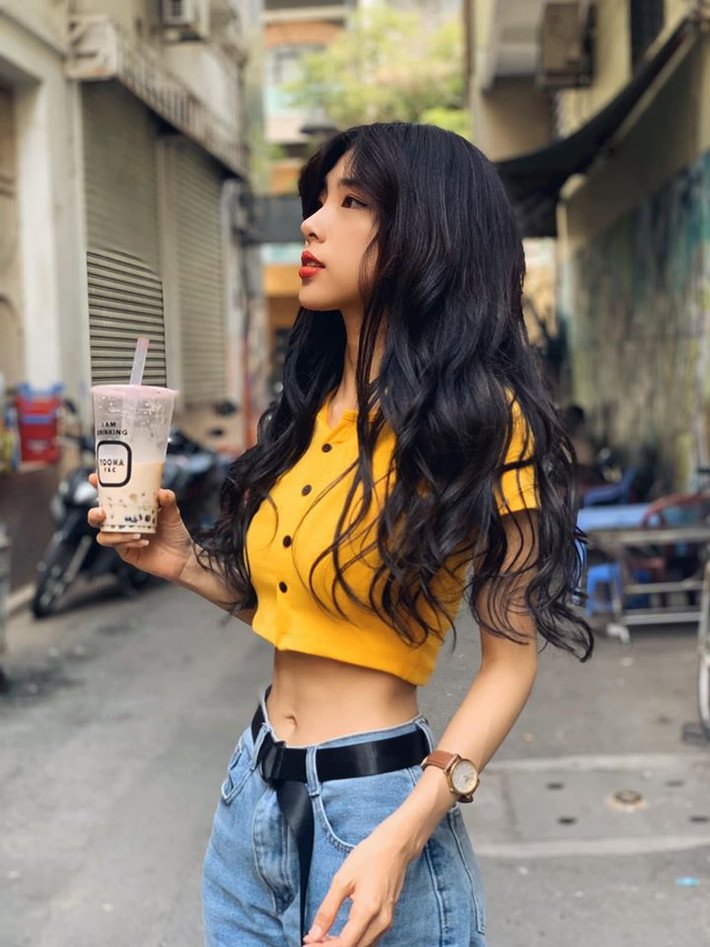 Đứng trước những lời nhận xét tiêu cực, Phương Ngân khẳng định body của mình là 100% tự nhiên. Vòng eo của cô nàng vốn nhỏ và biết góc chụp nên trông thon gọn hơn bình thường.