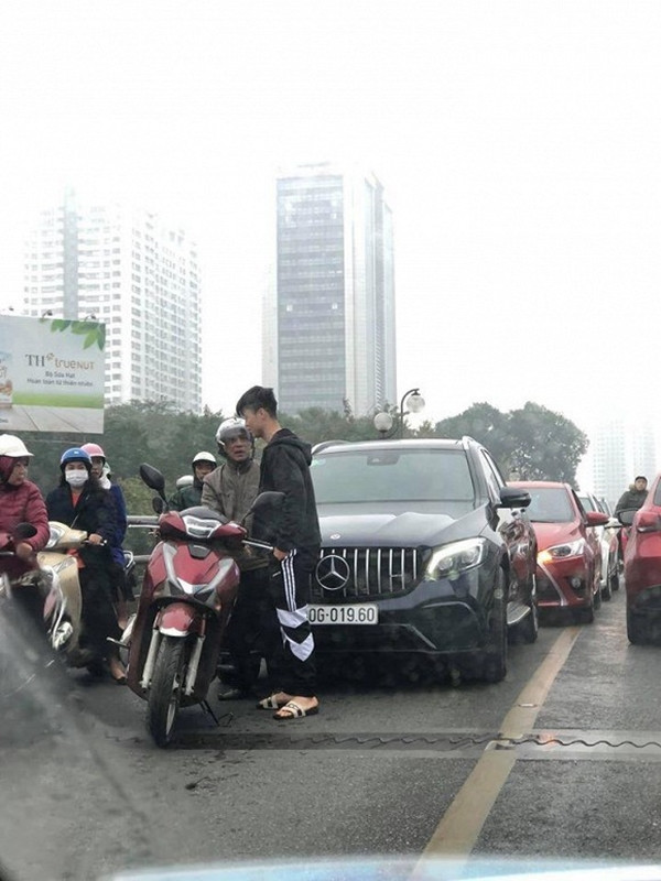 Sau va chạm nhẹ, Duy Mạnh nhanh chóng xuống xe giúp người đi xe máy rồi ngay lập tức di chuyển tránh ùn tắc giao thông. Sự việc nhanh chóng được giải quyết ổn thỏa giữa 2 bên.