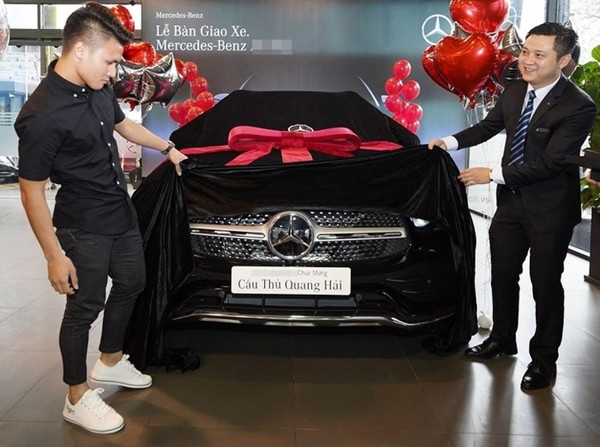 Trước đó, tiền vệ Quang Hải cũng vài lần khoe trên story khoảnh khắc anh chàng "nhún nhảy", phiêu theo điệu nhạc trên xe hơi của mình.