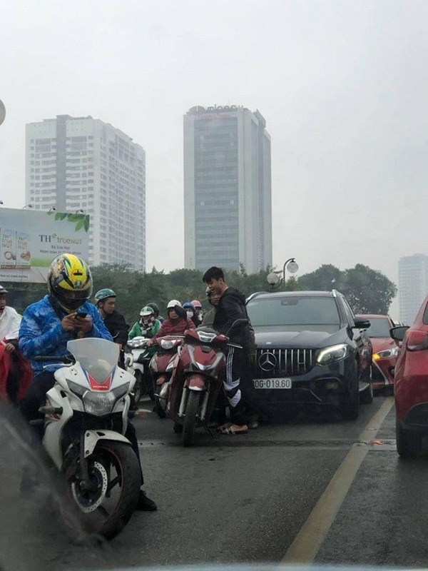 Không lâu sau đó, Duy Mạnh gặp va chạm với xe máy khi đang điều khiển xe trên cầu vượt.