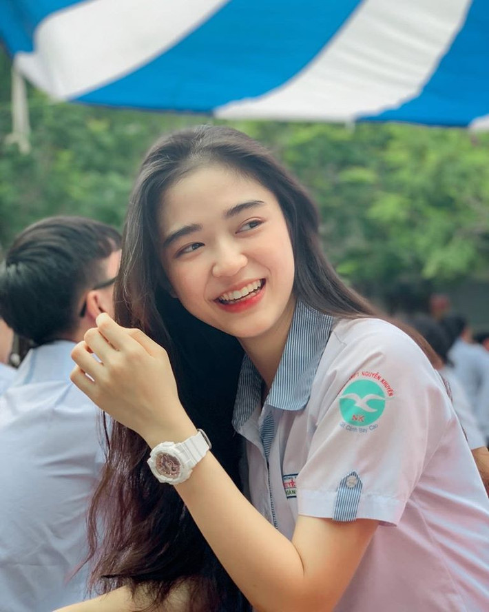 Hot girl Bình Dương chiếm sóng Facebook và Instagram nhờ nhan sắc ngọt ngào, long lanh của mình.