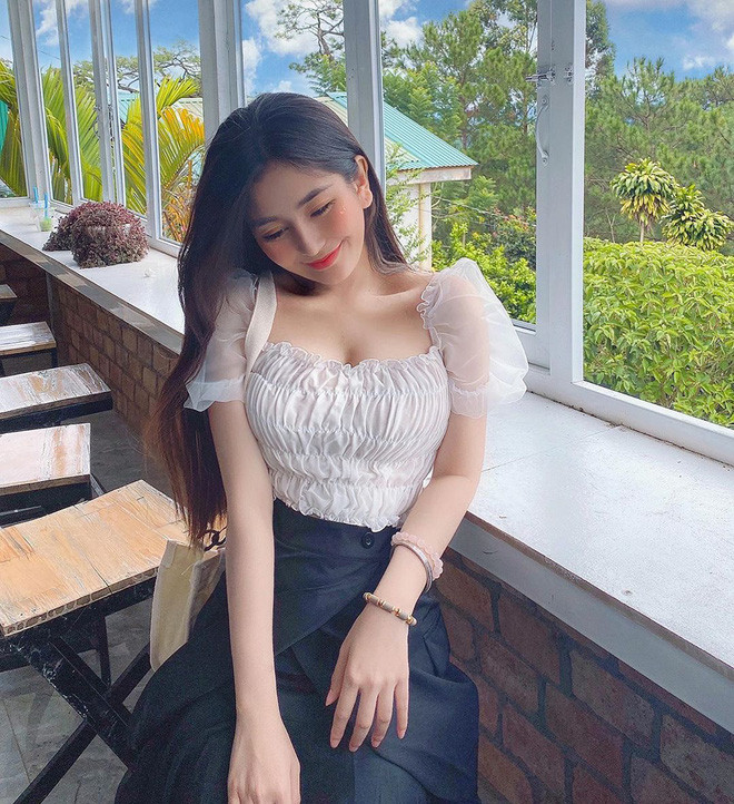 Đồng thời những thiết kế chiết eo còn đem lại cho hot girl 9X cảm giác điệu đà, nữ tính, gợi cảm mà không quá phô phang.