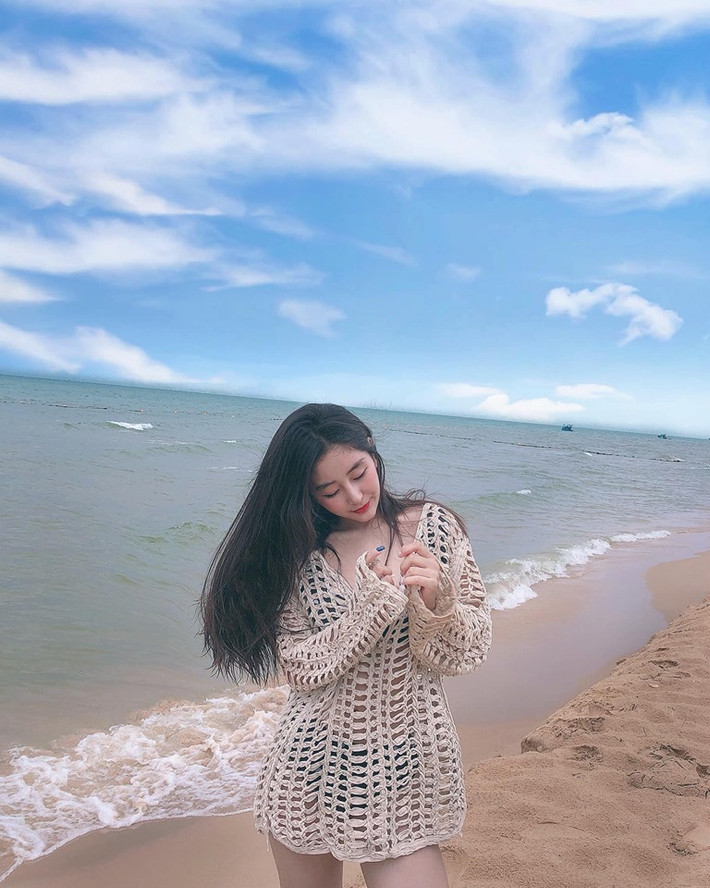 Hot girl Võ Ngọc Trân sở hữu nhan sắc xinh đẹp, nụ cười tươi sáng chuẩn thiên thần còn body lại hot khiến cô nàng ngày càng nổi tiếng.